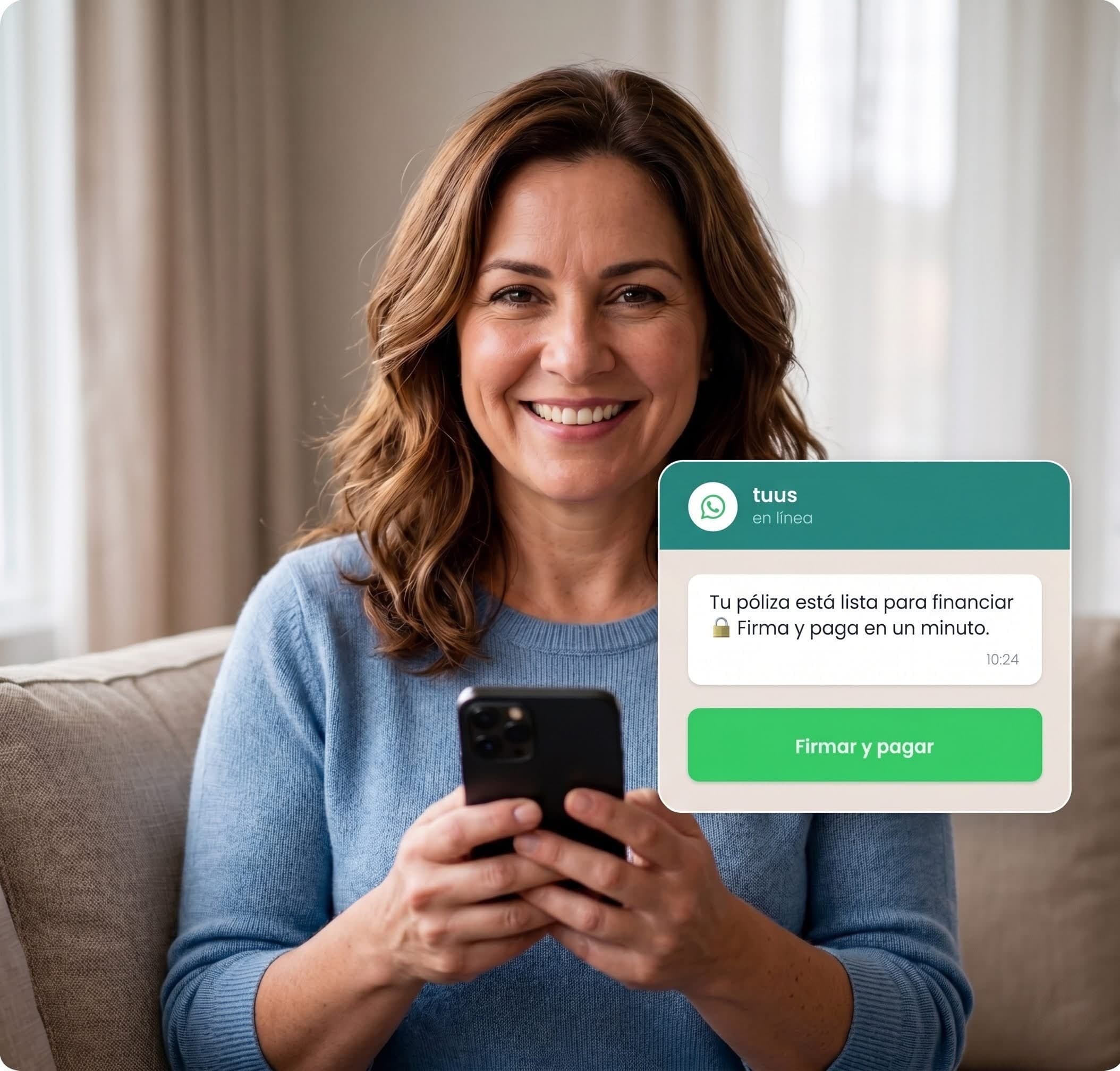 Mujer sonriendo con su celular mientras recibe un mensaje de tuus por WhatsApp